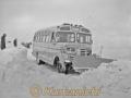 阿蘇地方に大雪。除雪機を取り付けた路線バス＝阿蘇郡阿蘇町