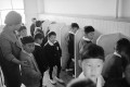 新一年生　順番待ちのトイレ＝熊本市内の小学校