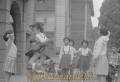 ゴム跳びに興じる子どもたち　０１＝熊本市内