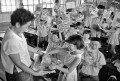 二学期始まる　夏休みの宿題を提出する児童＝熊本市の黒髪小学校
