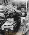 木材運搬＝八代市。狭い山道を木材を積んだトラック