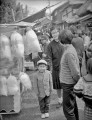 初市　わた菓子屋さんの前で＝菊池郡大津町