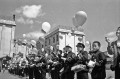 卒業　記念の風船を飛ばそう＝熊本市の慶徳小学校