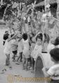 七夕飾りを付ける子どもたち＝玉名市の第一保育所