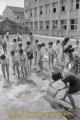 明日から夏休み　プールの清掃をする児童ら＝熊本市の壺川小学校