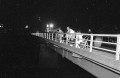 白川の風で夕涼み＝熊本市の新代継橋