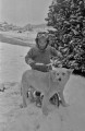 積雪　子どもと犬＝上益城郡矢部町
