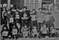 贈られた書籍を持つ泉第一小学校児童＝八代郡泉村