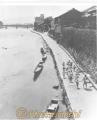 昭和40年8月　球磨川畔を行く子どもたち＝人吉市　※写真集・熊本１００年