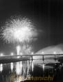 熊日花火大会＝山鹿市の菊池川・山鹿大橋
