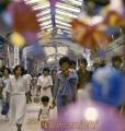 下通新天街。親子連れ＝熊本市