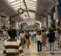 下通新天街。買物客＝熊本市