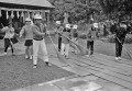 水前寺公園を清掃する子どもたち＝熊本市