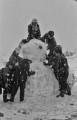 南国天草に積雪　雪ダルマを作る子どもたち＝本渡市の殉教公園