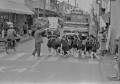 新一年生　横断歩道を渡る城北小学校の児童＝熊本市清水町