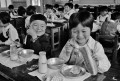 一年生　給食の時間＝熊本市の城北小学校