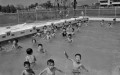 明日から夏休み　プールの子どもたち＝熊本市の西原小学校