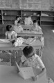 明日から夏休み　通知表を見つめる児童＝熊本市の西原小学校