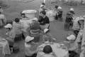 学校の中庭で給食＝玉名市の築山小学校