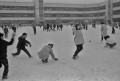熊本市内に雪　校庭で雪合戦をする児童＝熊本市の城東小学校