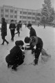 熊本市内に雪　雪ダルマ作り＝熊本市の熊大付属小学校