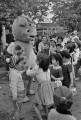 ぬいぐるみと子どもたち＝熊本市水前寺の熊本動物園