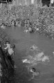 天然プールで泳ぐ子どもたち＝球磨郡球磨村高沢の中園川