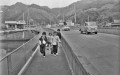 完成した人道橋を渡る小学生＝芦北郡芦北町の国道３号線