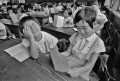 通知表を見る児童　あー下がってしまった＝熊本市の砂取小学校