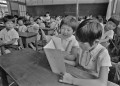通知表を見る児童＝熊本市の砂取小学校