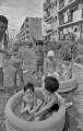 ビニールプールで水遊び＝熊本市の八島団地