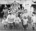 加藤神社秋の大祭　小さなタルみこしを担いだ子どもたち＝八代郡