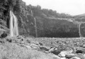 右から鮎返りの滝、白糸の滝、目覚めの滝＝阿蘇郡長陽村