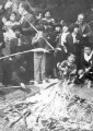 八代市・年の神地区「山の神祭り」　たき火を囲んでイワシを焼く