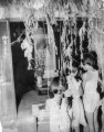 永国寺の「ゆうれい祭り」　幽霊の掛け軸を拝む子どもたち＝人吉