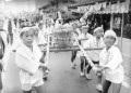 八幡神社秋季大祭　町を練り歩く子どもみこし＝球磨郡免田町