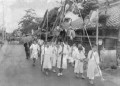 馬場八幡宮秋祭り　白装束で練り歩く子どもたち＝阿蘇郡一の宮町