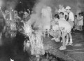 鹿本町の「舟流し」　わら舟の花火に点火する子どもたち＝鹿本郡