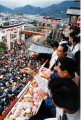 高橋稲荷神社大祭・初午　参拝客の歓声が上がった「福もちまき」