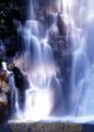 白糸の滝＝阿蘇郡西原村。名前の通り白い糸を引いたような流れ。流量が多くて