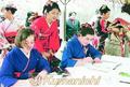 熊本市の成人式で２０歳の誓いに記帳する晴れ着姿の留学生
