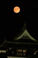 熊本城天守閣の上に浮かぶ中秋の名月＝２１日午後７時５０分ごろ