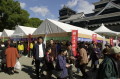 多くの入場者でにぎわう「くまもと菓子博」の熊本城会場＝熊本市