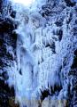 氷華1・古閑の滝＝阿蘇市。厳冬の1月、水量が少なくなった滝は寒さに負けて