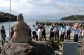 えびす像が見下ろす茂道港で水俣病を学ぶタクシー運転手。水俣案