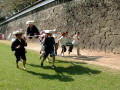 熊本城の長塀前で開かれた駕籠かきレース＝２５日、熊本市