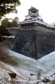 うっすらと雪化粧した熊本城＝２２日午前８時すぎ