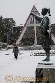 県内積雪　天草切支丹館の天草四郎像にも、うっすら雪が積もった