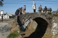 日向往還のルート上に当たる門前川橋を調べる御船町文化財保存推