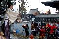 豆の代わりに護摩木をまく阿蘇神社の節分祭　神職が投げた護摩木